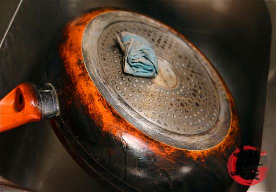 家里的炒菜锅特别脏教你一招清洁,用口罩怎样清理锅底的脏东西