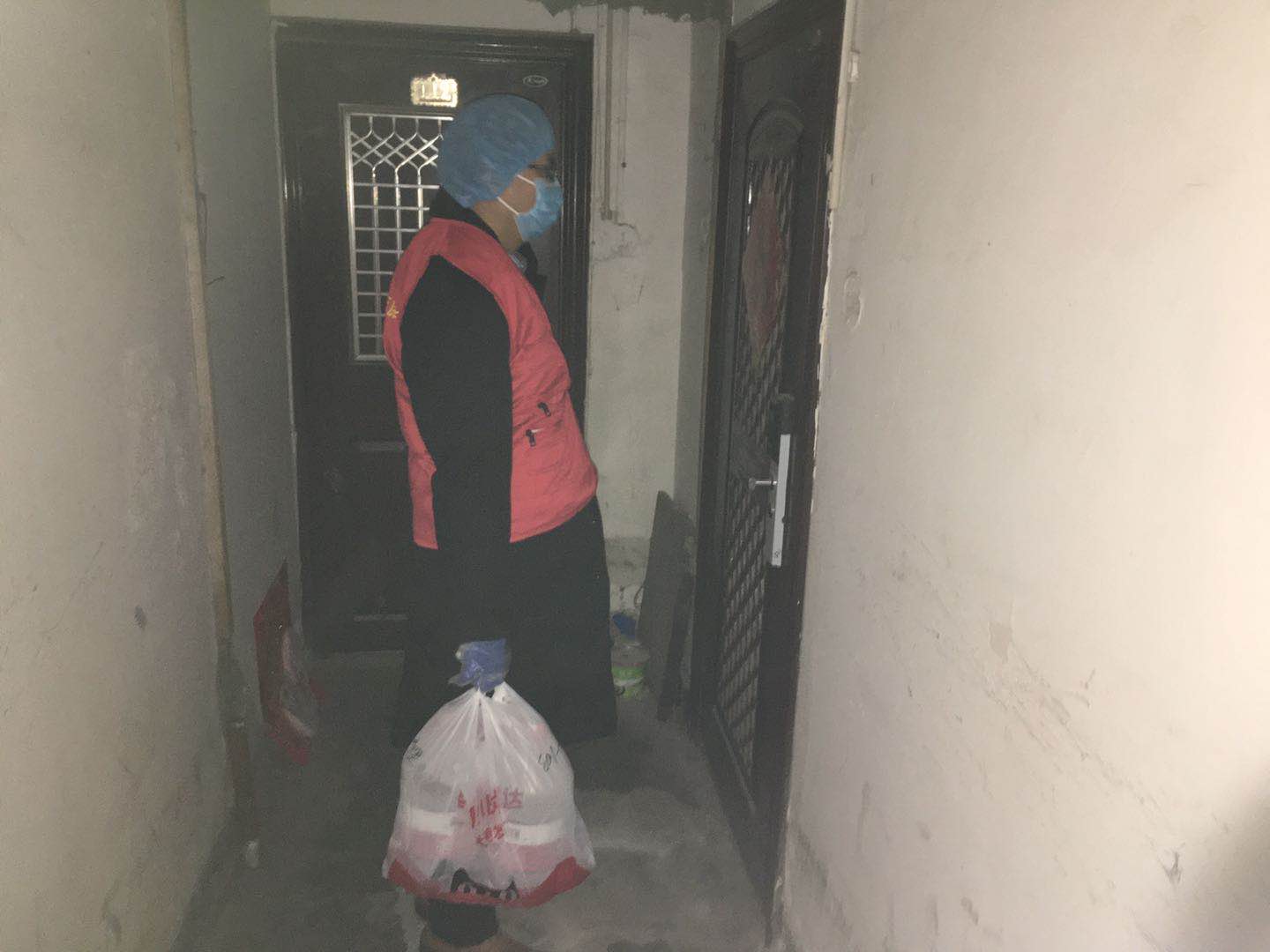 社区党员冲在前坚守抗疫一线,抗击疫情社区党员在行动