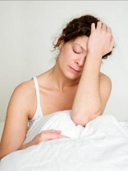 女人睡觉时,要扎发还是散发?我做错多年,难怪掉发快,发际线高