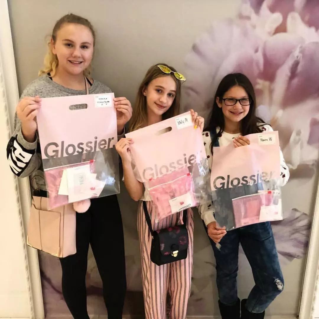 全网爆火彩妆,supreme粉底液