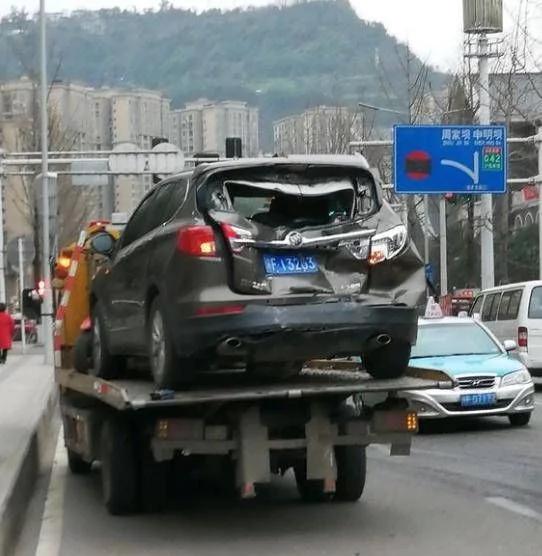 别克昂科威追尾照片曝光,别克昂科威追尾照片对比