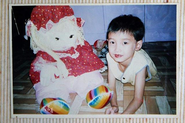 他是背母上学的“劳模”,通过手术大胆变性,参加选美成“名模”