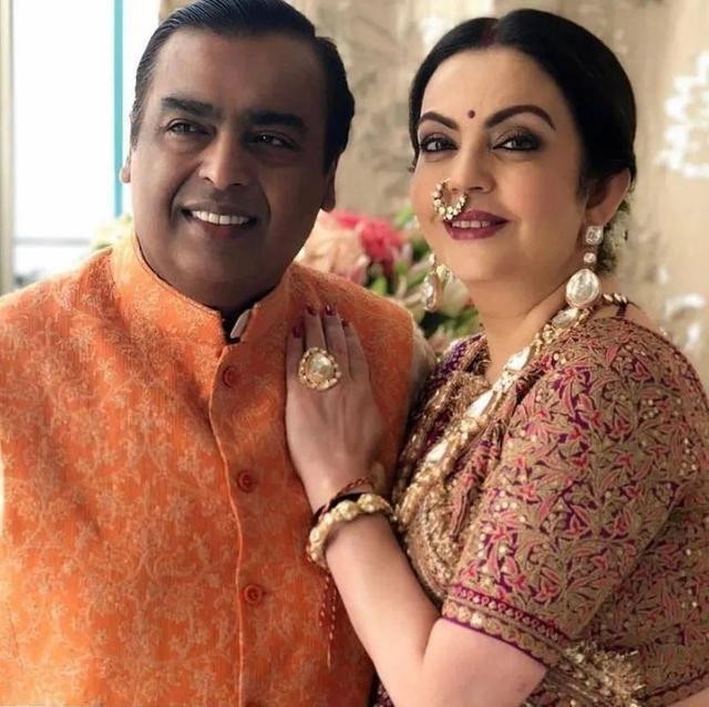 印度首富宠妻如宝：7次约会就求婚，盛宠35年，不孕5年也没嫌弃