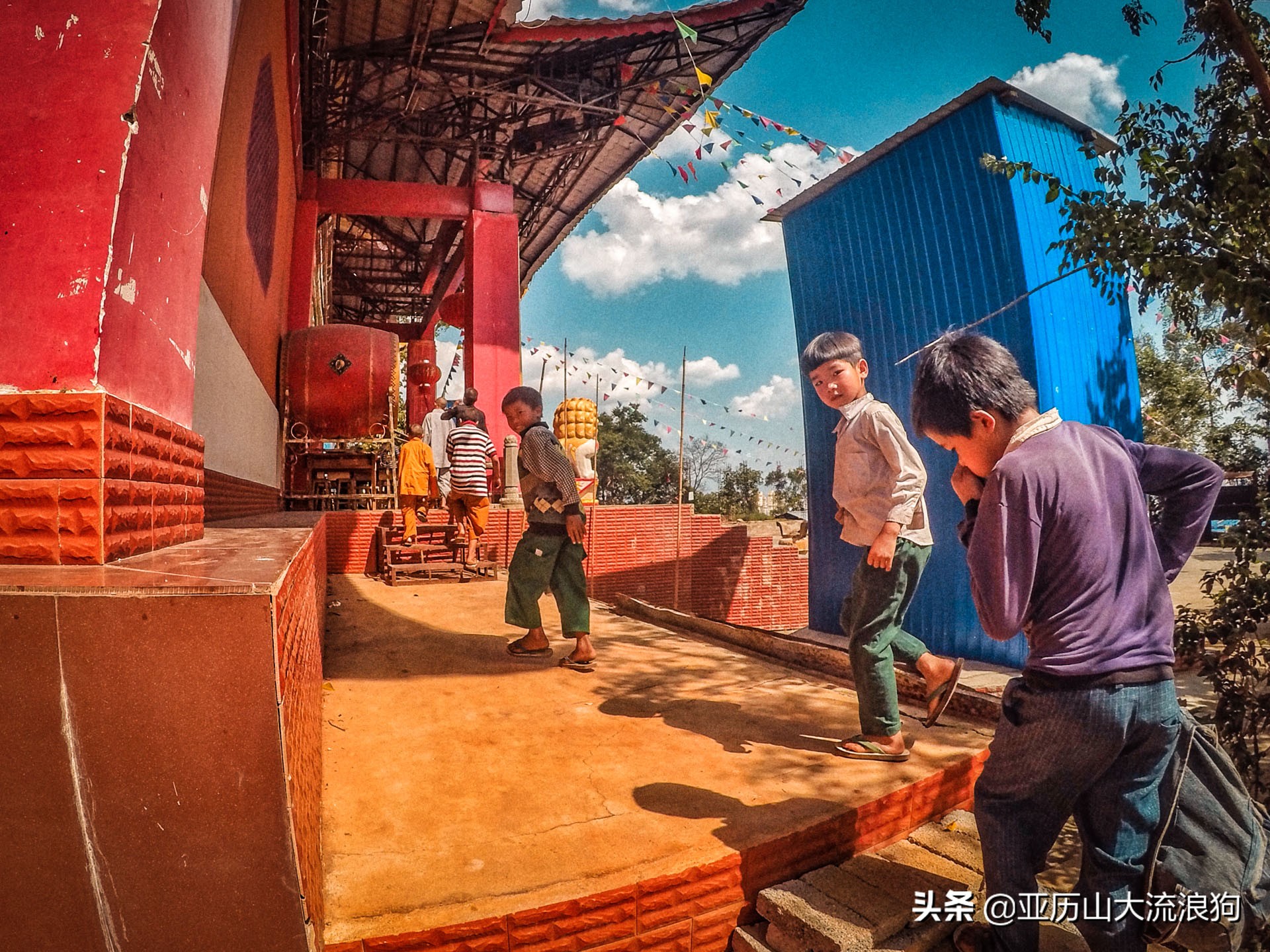 中缅边境的佛寺,旅途中遇到藏区僧人