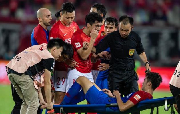 郜林上场五分钟就抽筋,郑智郜林