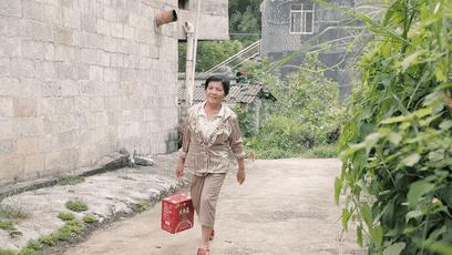 广西忻城一农妇,没有文化连拼音都不会,却带领留守儿童学弟子规