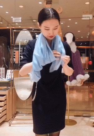 羊绒围巾这样戴简单又时尚,丝绸面料的围巾的系法