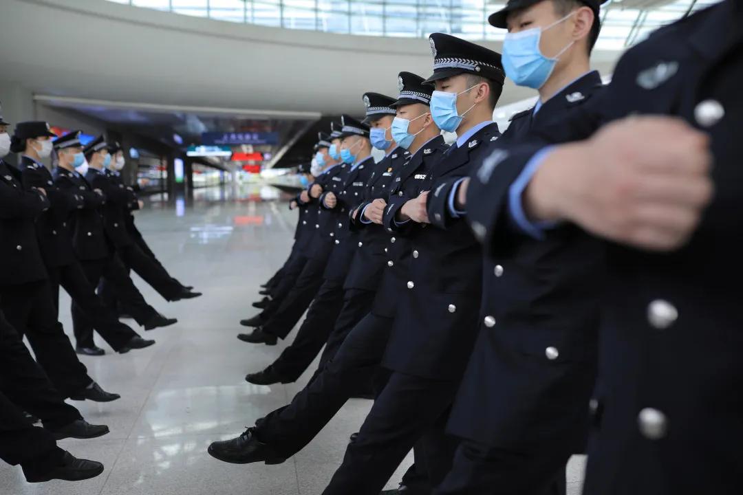 上海铁警全员待命,上海铁警坚守岗位图片