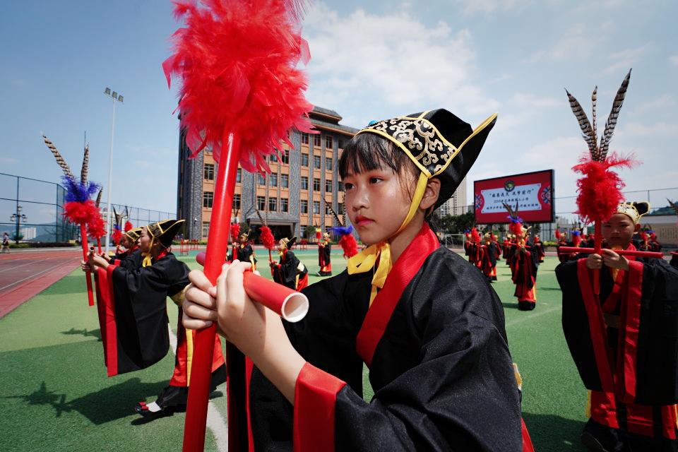 花三小学生展示“十八般武艺”下厨做饭给父母吃