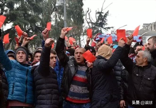 加斯科因要不要退场,加斯科因给裁判出红牌