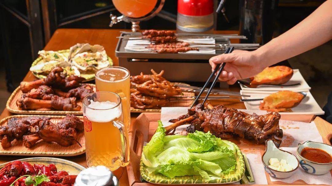 人气爆红的烧烤场，藏在了650㎡的校园课室里