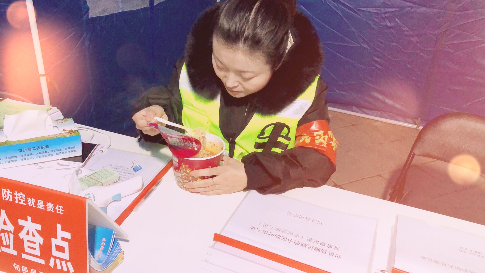 疫情防控一线里的巾帼担当,疫情防控巾帼执法人员撑起半边天