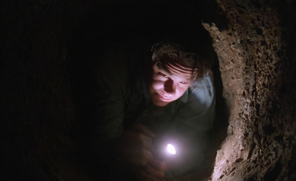 历时27年，他凭借2把小石锤、4张美女海报，逃离肖申克监狱