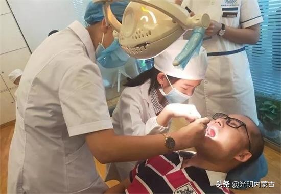 锡小三三中队劳动小能手小分队走进口腔医院体验小小牙医