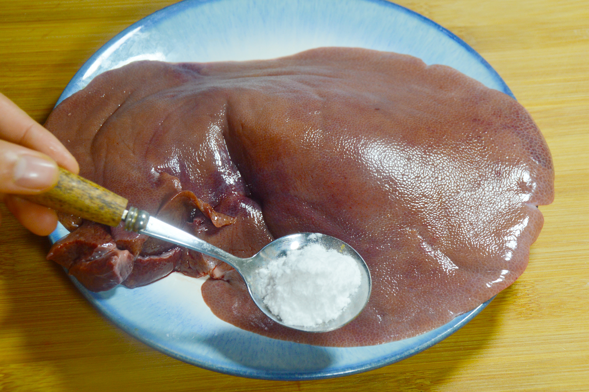 猪肝只用水洗就错了，等于吃毒素，50万大厨教你一招，毒素全跑光