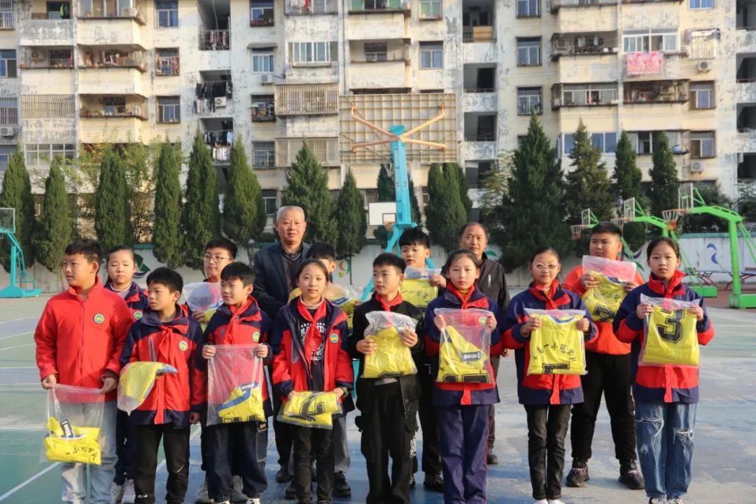 与足球相伴,与快乐同行与快乐相伴