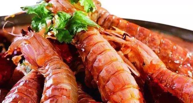 海边人教你皮皮虾的正宗吃法如何,这个季节皮皮虾非常鲜美