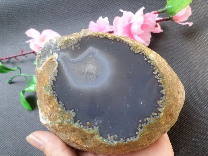 河边能捡到什么值钱的石头,在哪儿能捡到值钱的石头