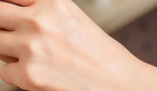 大创美白精华和雪肌精哪个好,大创美白精华