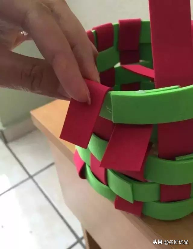 diy手工编织小花篮教程,纸杯和毛线编织的花篮详细教程