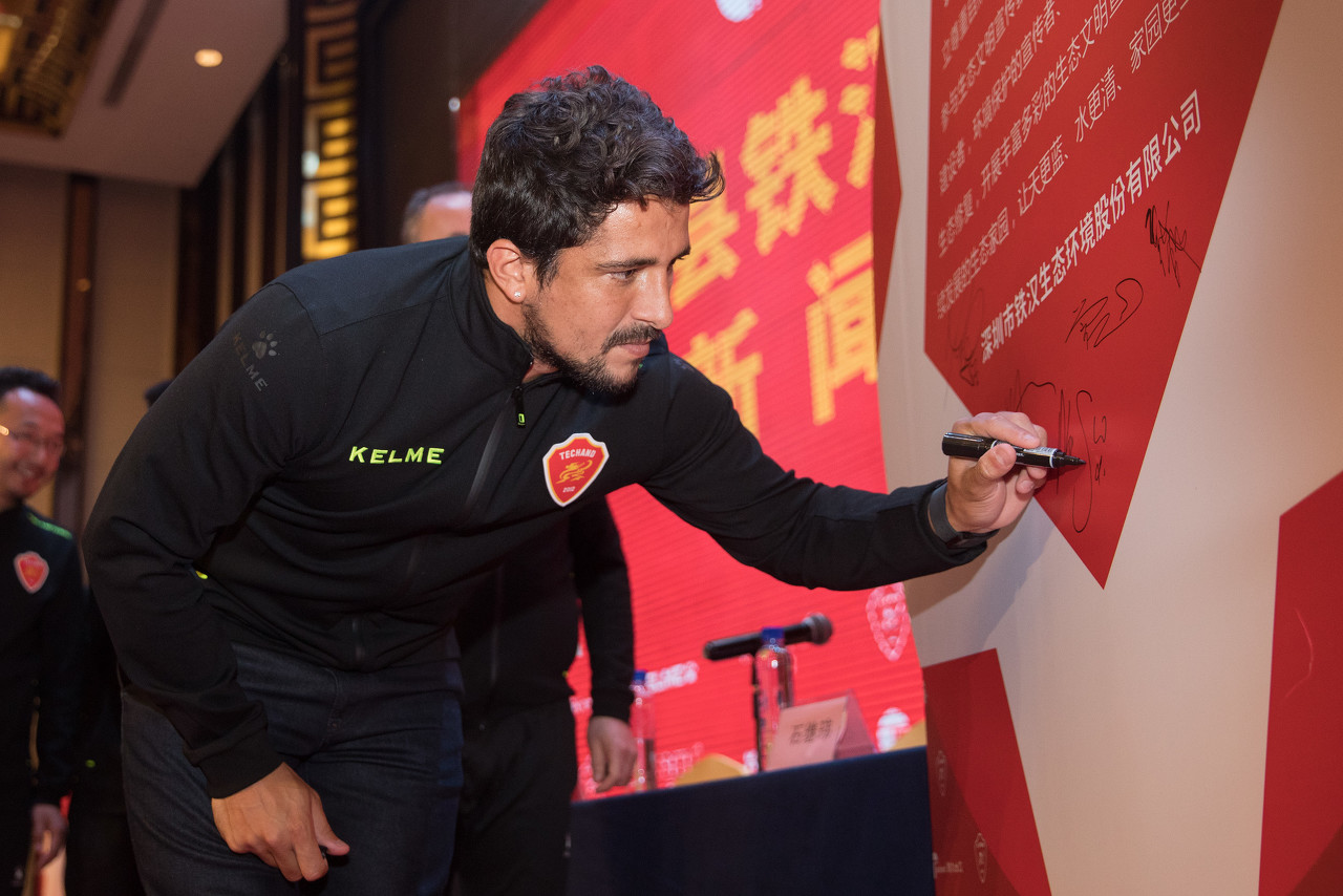 中国足球归化政策是继续还是终止,归化是国足唯一出路吗