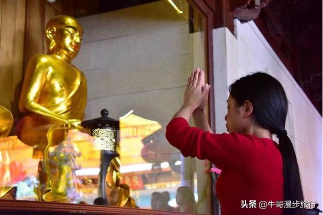 到寺庙烧香拜佛时，有这几点“禁忌”需要牢记，不要触犯易惹祸