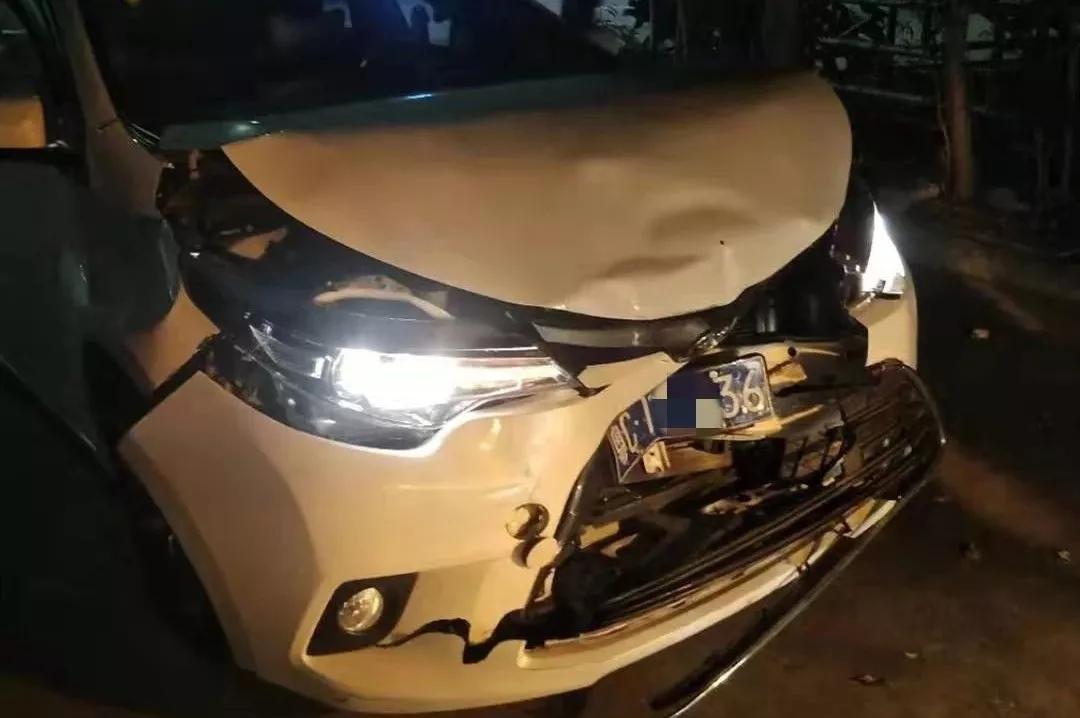 撞车也玩连连看？柠溪4车连撞3台竟都是丰田！竟只因手机响了一声！