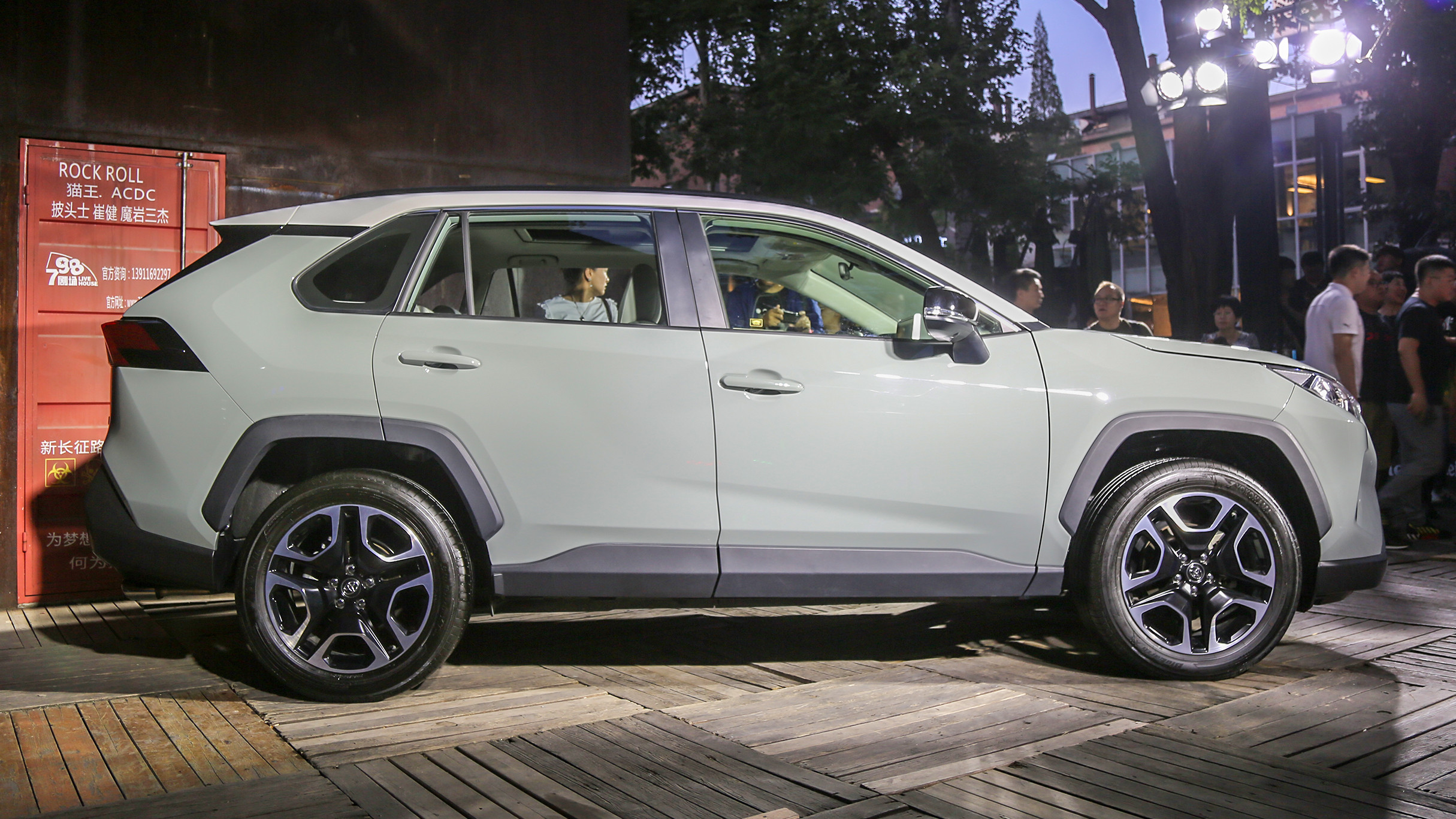 丰田rav4荣放越野版国产,全新一代丰田rav4居然这么惊艳