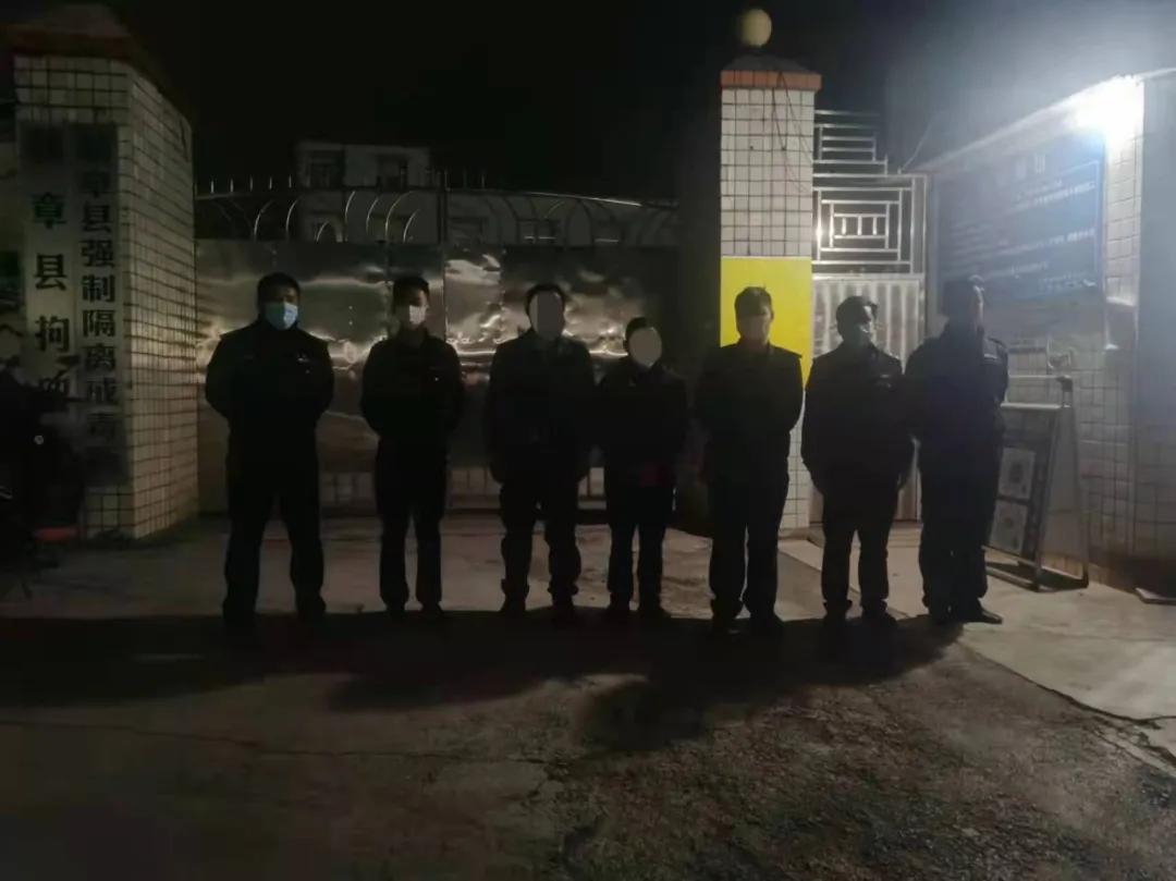 男子打牌输钱找警察来评理,玩游戏老输被警察抓