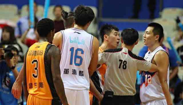 姚明篮球场上打架事件,姚明打球打架事件