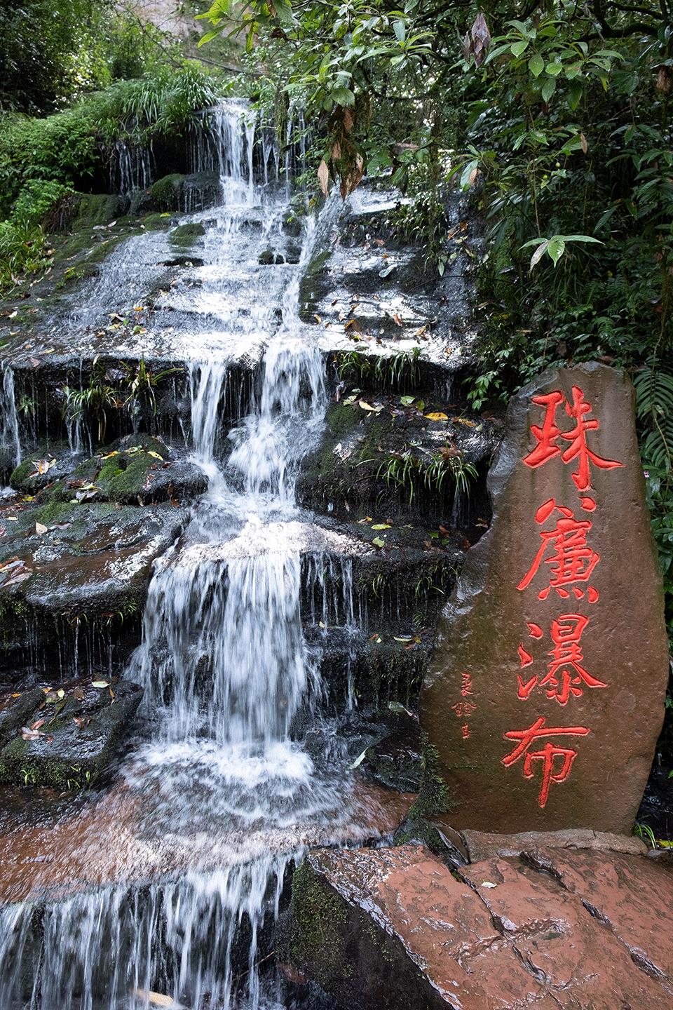 溪水潺潺心旷神怡,美景溪水潺潺