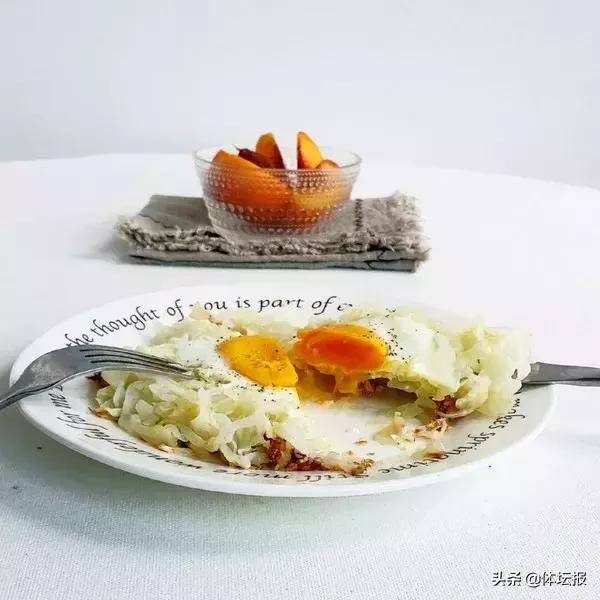 小T吃好饱｜卷心菜烘蛋：健身一般都逃不过的“真香定律”