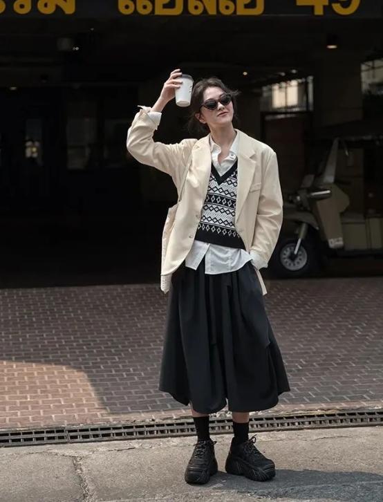 韩系穿搭女生秋冬素人,外套裙子今冬最in混搭