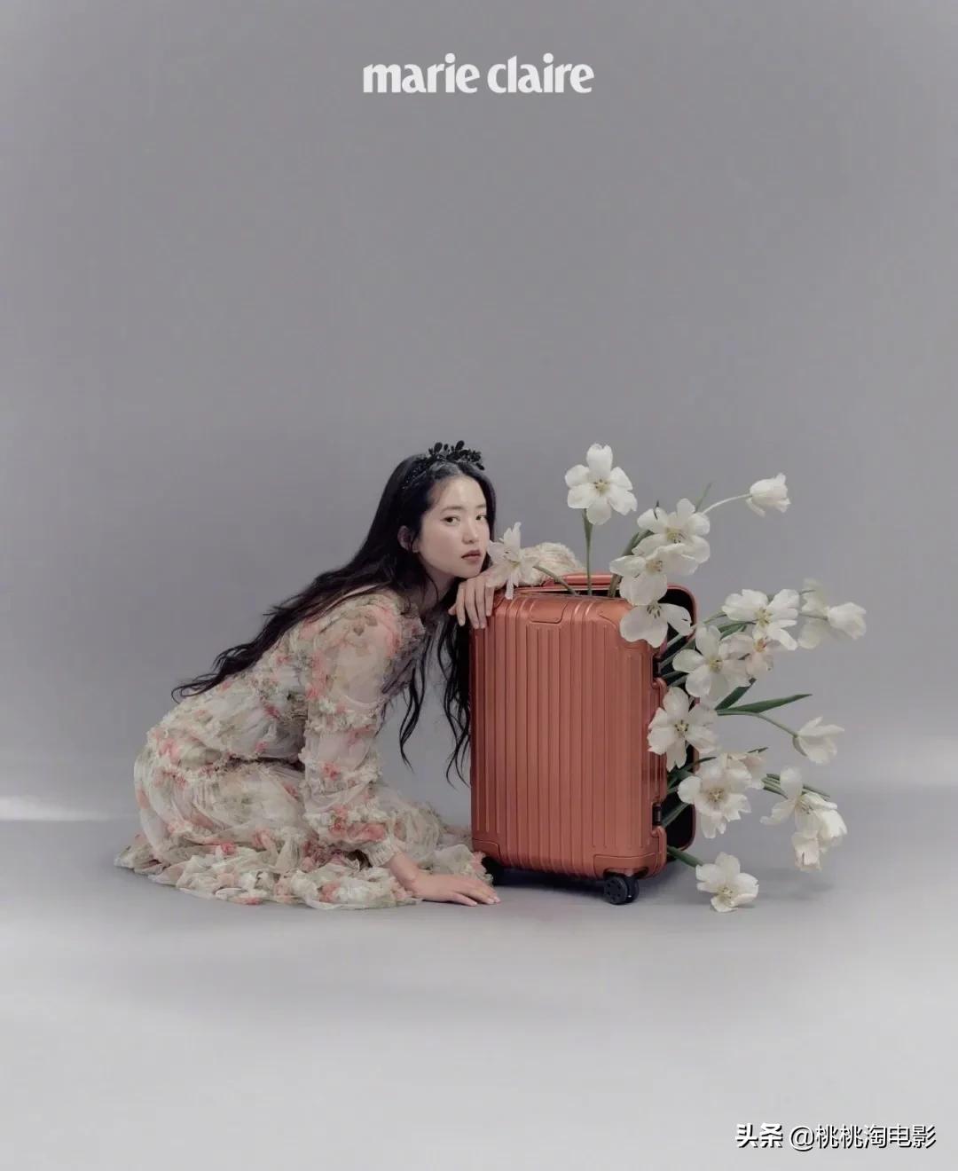 金泰梨杂志写真图文,女星金泰梨穿圣诞小鹿装跳舞