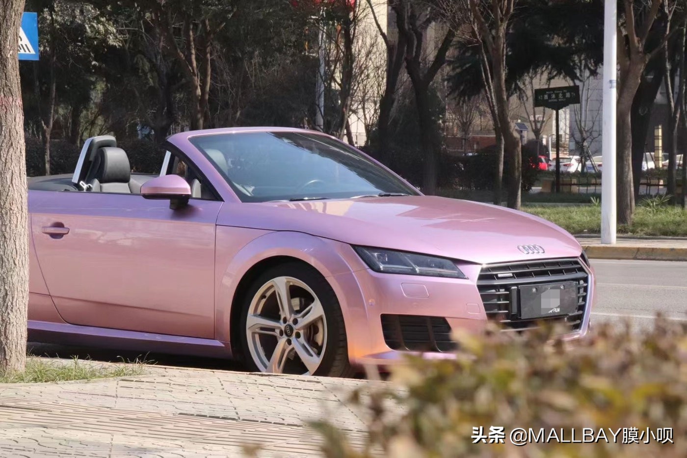 奥迪tt渐变白变粉,奥迪tt粉红色