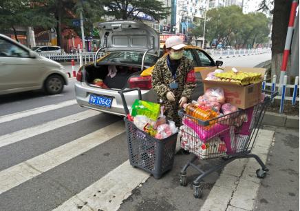 社区网格员疫情期间上门服务,桂花社区专职网格员