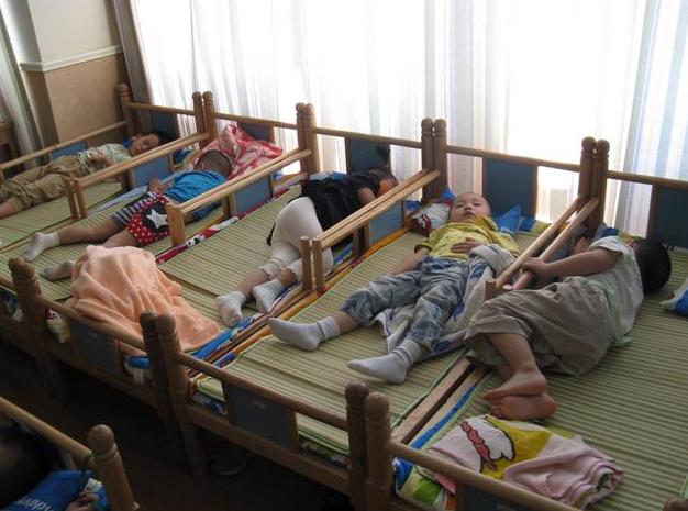 每当午睡孩子就失眠?别忽视3方面的调整,午睡意义很重要