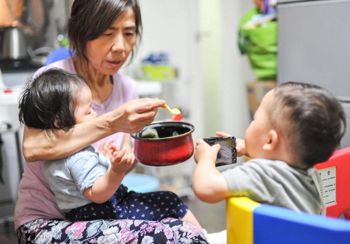 老人别再给宝宝这样喂辅食，若发现这些情况，妈妈要及时沟通
