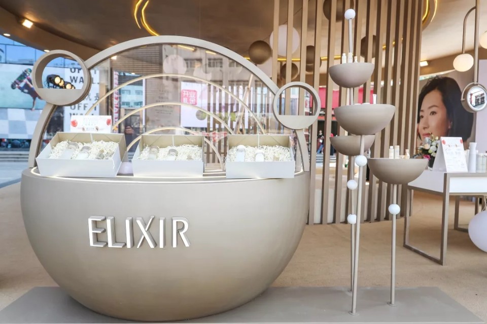 万茜代言怡丽丝尔现场,万茜出席品牌活动