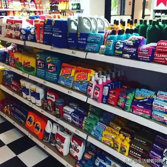 她开了间超市，卖的东西却全是假的，9000件商品，竟被一抢而空