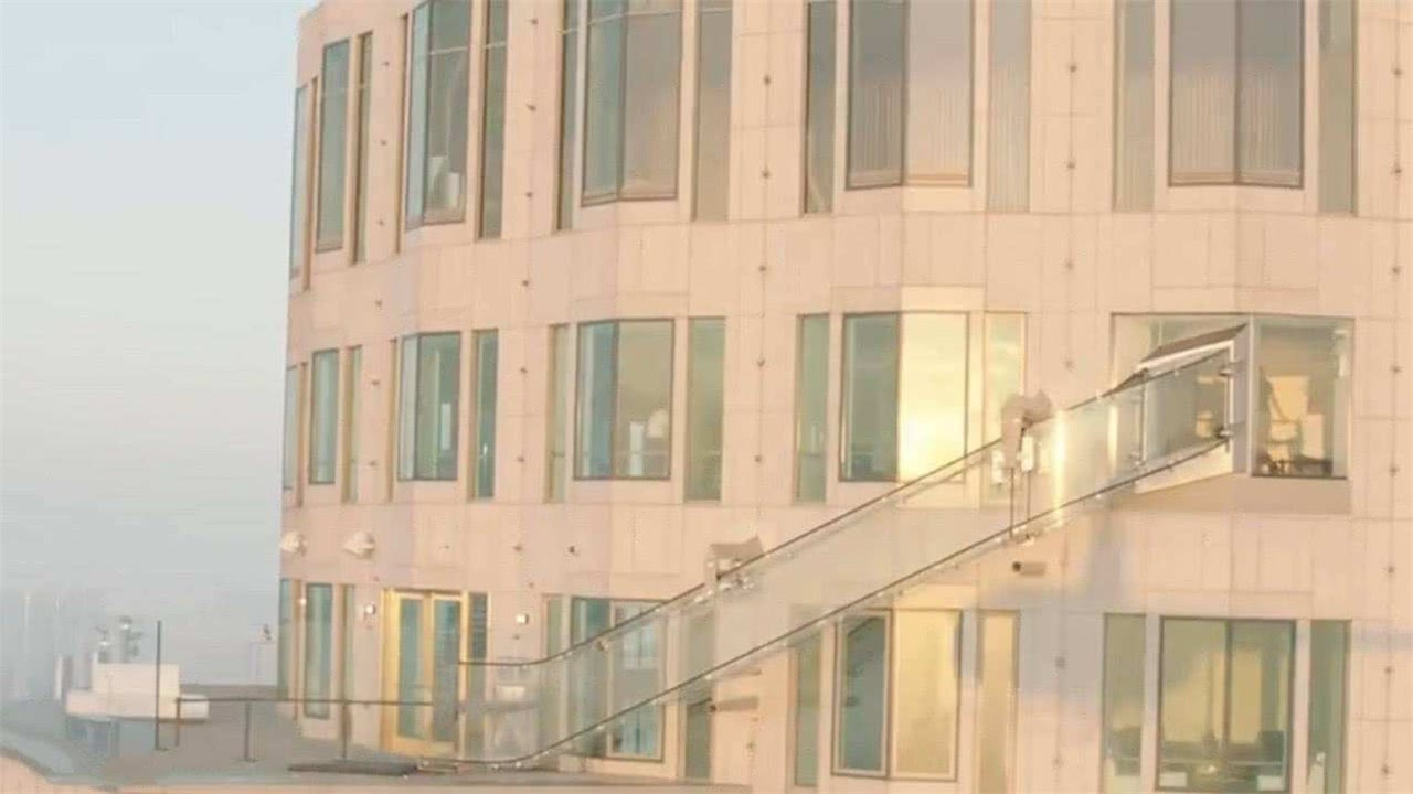 能让人吓到尖叫的滑梯,70层楼的透明滑梯有多吓人