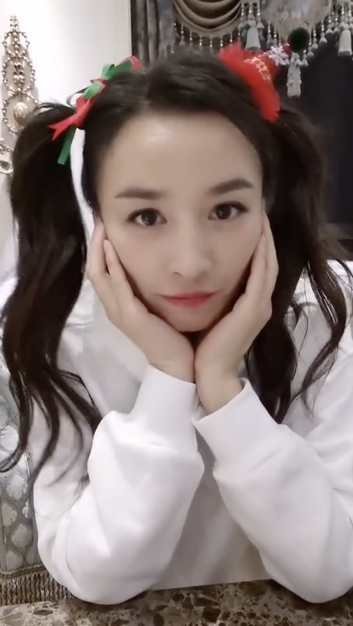 张庭扎两个羊角辫录视频卖萌，50岁依然少女感满满，毫无违和感