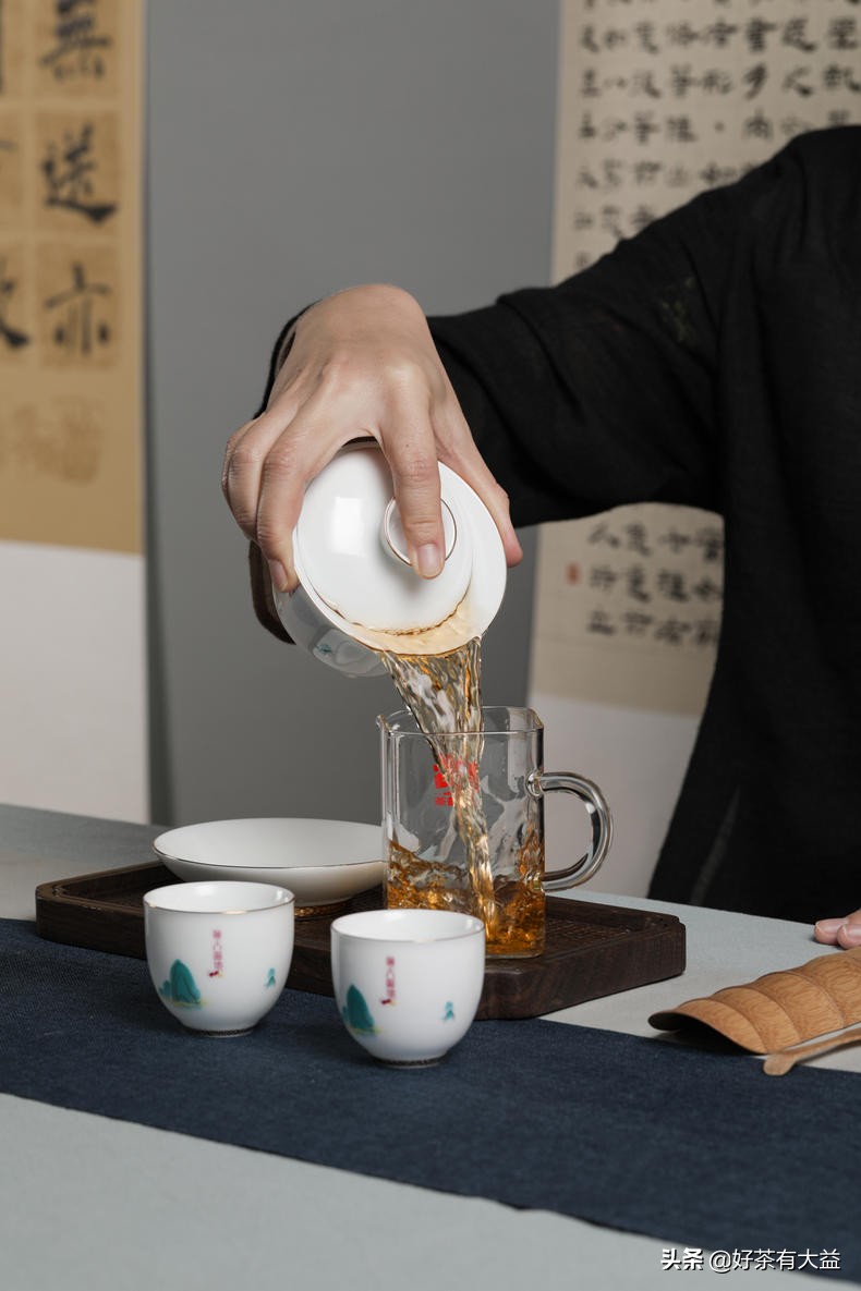 远山含黛探洞天财鼠撷宝得福地