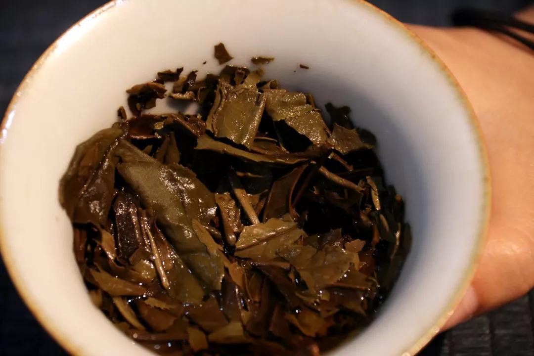 福鼎白茶寿眉小片,福鼎小方片老白茶寿眉汤色