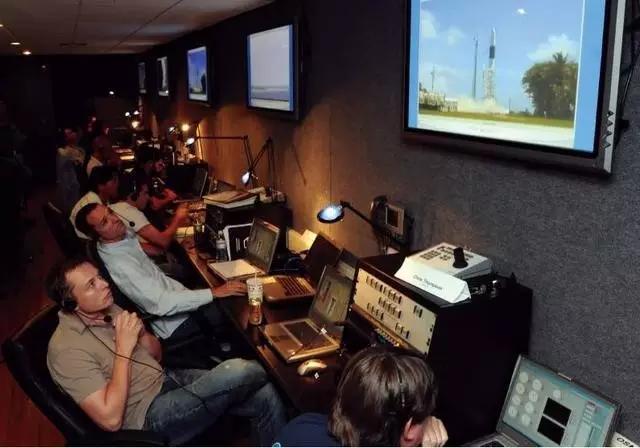 spacex发射载人航天回落,spacex首个商业载人航天任务