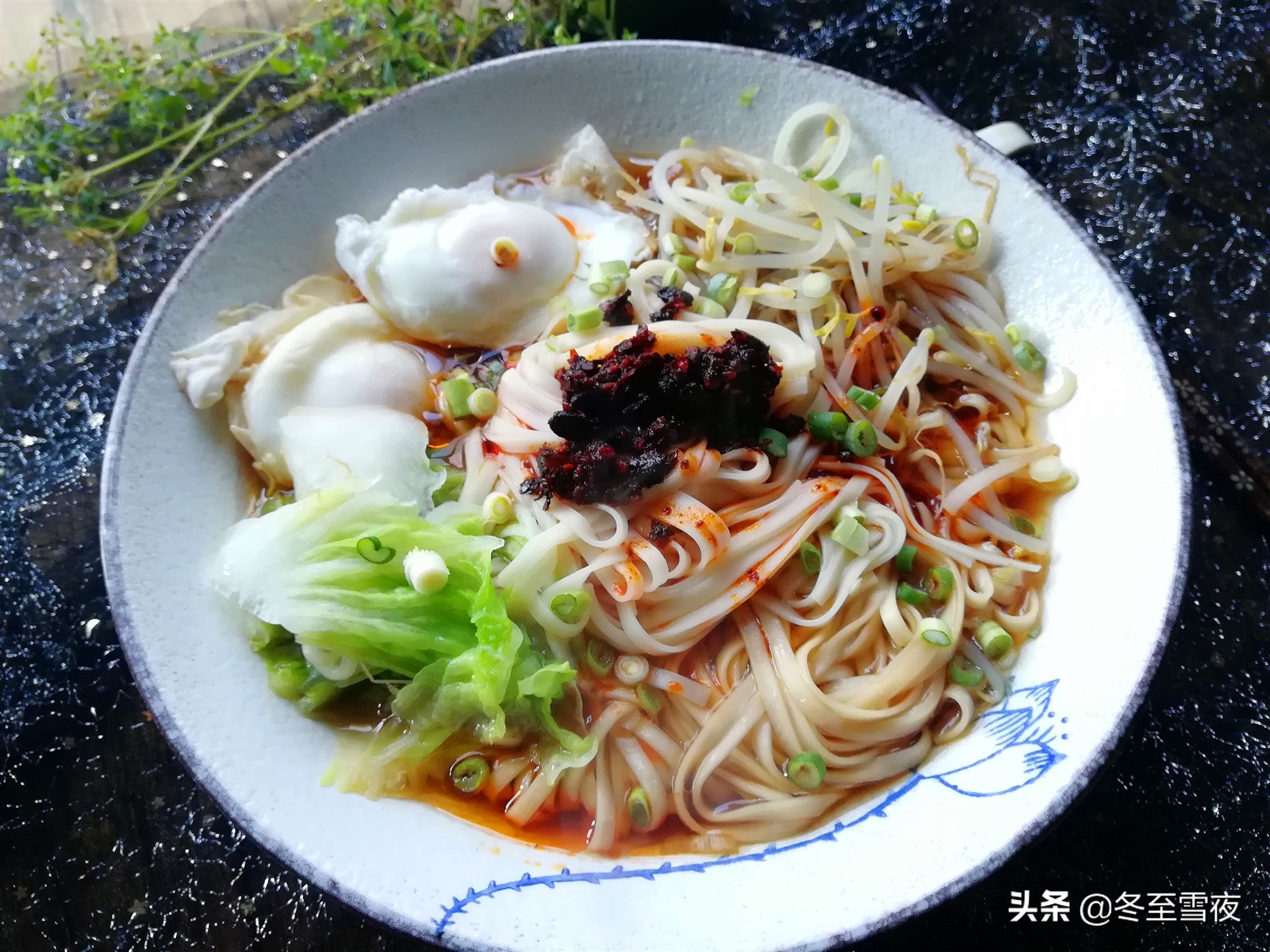 用纸做的泡面的面条怎么做,面条和泡面合在一起的做法