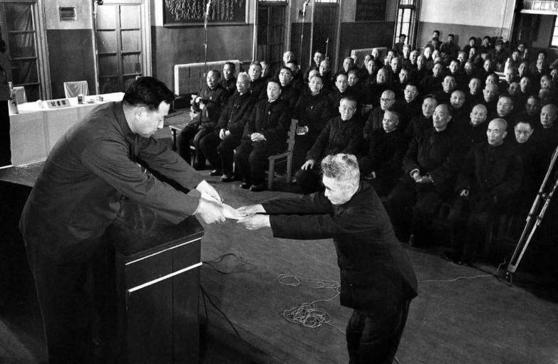 1949年解放军抓获低级战俘，却抽美国高级烟，我军：肯定是条大鱼