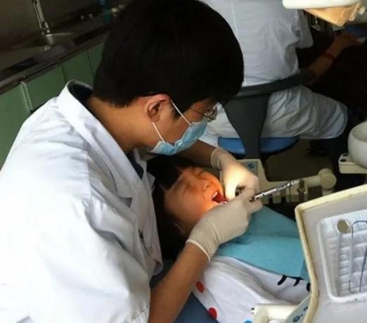 6岁小孩长了双排牙怎么办,6岁小孩长出双排牙是不是龅牙