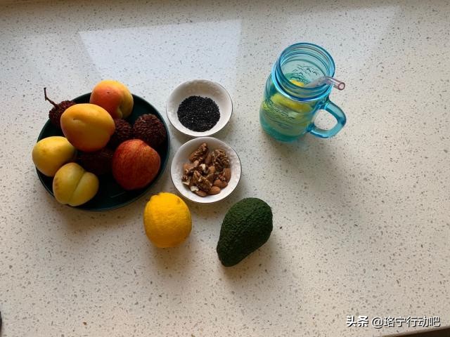 以前穿裙子，拉链拉不上，如今却嫌太宽松，她是如何做到的？