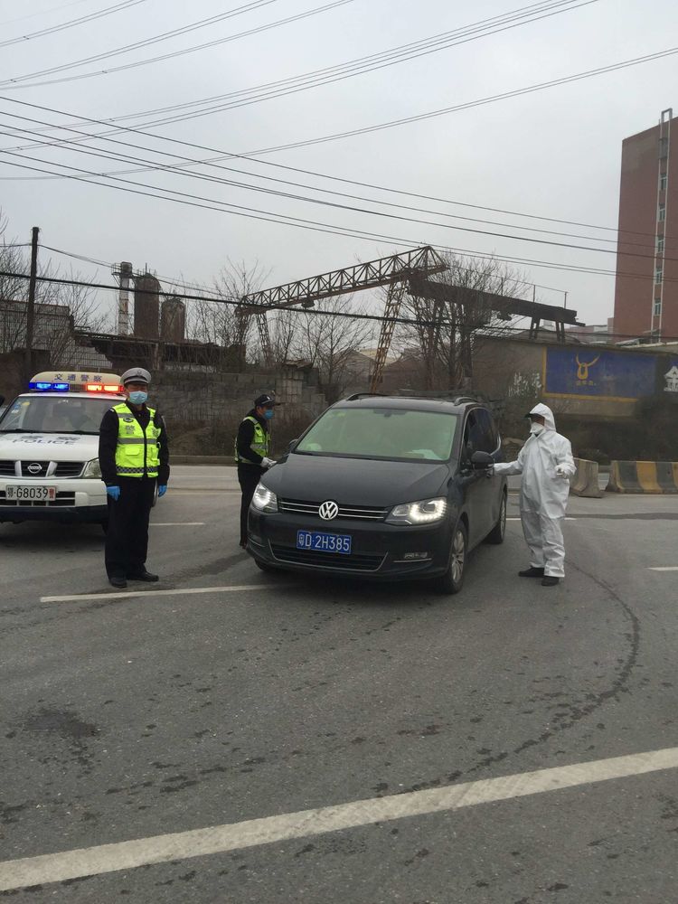 59岁老民警主动请缨上疫情防控一线,龙其安以卡为家创作抗疫诗歌